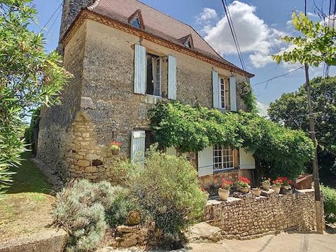 SAINT-CYPRIEN 24220 - Magnifique domaine de gîtes situé dans un petit hameau sur la colline avec une vue imprenable sur la vallée de la Dordogne. Prix euros749.000 FAI à la charge du vendeur. Cette propriété se compose d'une maison principale, de 3 g...