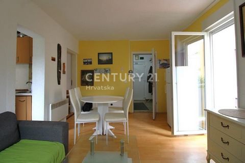 POREČ, TWO-ROOM APARTMENT FOR SALE ON THE 1ST FLOOR, ONLY 150 M FROM THE SEA. OPPORTUNITY This apartment is located on the 1st floor in the tourist resort of Červar Porat, only 150 m from the beach. The apartment consists of a comfortable hallway, a ...