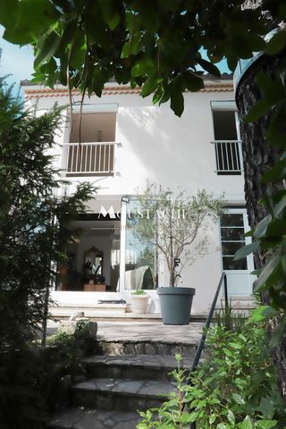 SAINT GEORGES DE DIDONNE- House/villa ideally located 100 m from the beach, in a very quiet area 800 meters from the city center. MOUSTACHE PROPRIÉTÉS presents this alluring seaside villa. Built on a privileged wooded plot of 543 m2, it includes on t...