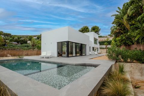 Diese wunderschöne Villa mit 3 Schlafzimmern und 3 Bädern befindet sich auf einem nach Süden ausgerichteten Grundstück und erstreckt sich über zwei Ebenen. Sie verfügt über einen 12 x 3 Meter großen Pool, einen Carport, eine charmante Naya und pflege...