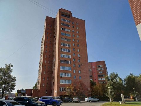 Квартира в кирпичном доме, в отличном месте 17 квартала. Рядом дет.сад, школа, магазины, вся инфраструктура. В шаговой доступности лес. Квартира с индивидуальной планировкой (очень компактной и удобной). Здесь есть кухня-гостиная 17,2 кв.м, две спаль...