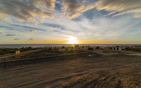 Deze prachtige bouwpercelen in Mojacar Playa zijn een zeldzame vondst en zijn voorzien van een project- en bouwvergunning. Als u ervan droomt om uw eigen luxe villa te bouwen in Mojácar Playa, dan hoeft u niet verder te zoeken. Deze kleine bouwkavel ...