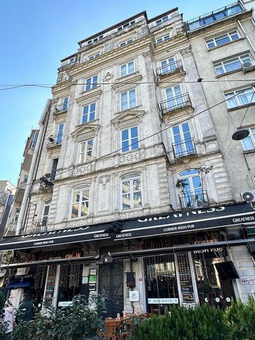 Cet incroyable appartement historique est situé dans le quartier de Galatasaray Beyoglu à Istanbul 1 min. de la rue Istiklal de Taksim Bâtiment d’artefacts historiques du 2e degré Taille nette de 160m2 2 salles de bain Balcon à la française Hauts pla...