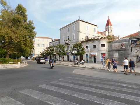 Are you looking for the perfect home in a unique location with a breathtaking view? This spacious apartment in the heart of Trogir is the ideal solution for you! The living area of 198.54 m² provides plenty of space and opportunities for living or in...