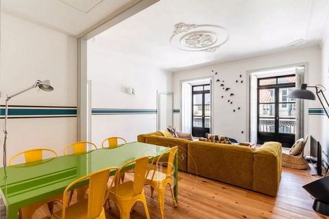 Apartamento charmoso com 3 quartos, situado entre a Baixa Pombalina e a Sé de Lisboa. Com ótima exposição solar e áreas bem distribuídas, dispõe de dois quartos em suíte e cozinha equipada. Prédio totalmente renovado com elevador. Muito bem localizad...