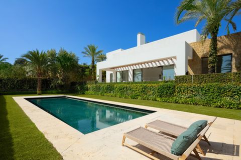 Deze prachtige villa is gelegen in Finca Cortesin, Casares, Malaga en biedt een luxe en comfortabele levensstijl. Met 6 slaapkamers, 6 badkamers en 1 toilet, is deze villa perfect voor grote gezinnen of mensen die graag gasten ontvangen. Met een bebo...