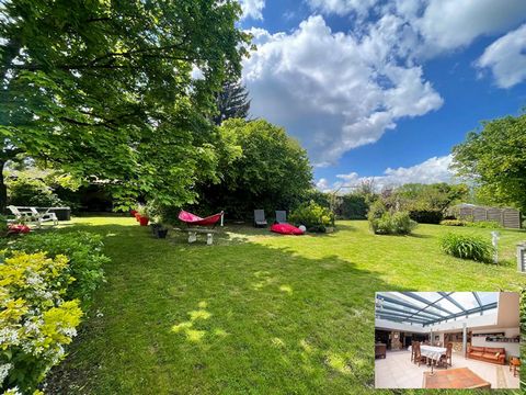 Située à Avernes, village typique du Vexin, cette maison est parfaite pour les amateurs de grands espaces. Vous serez de suite charmé par la pièce de vie exceptionnelle de 100 m² qui s'ouvre sur cuisine et arrière-cuisine. La maison comprend égalemen...