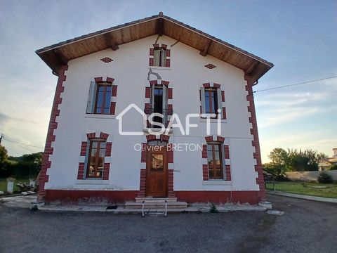 Située à Varilhes (09120), cette charmante demeure offre un cadre de vie paisible et convivial. Cette commune dynamique propose un environnement propice à la détente, entouré de paysages naturels préservés. Les habitants peuvent profiter des commodit...