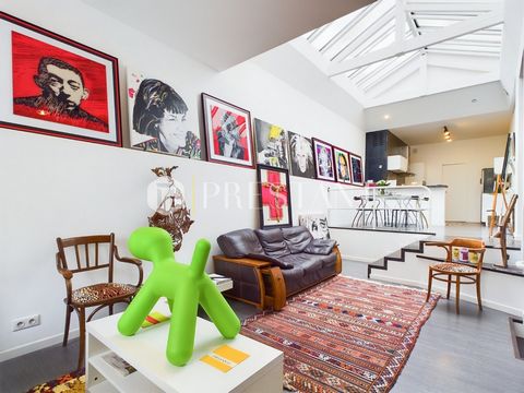 Ontdek deze uitzonderlijke loft, ideaal gelegen in het hypercentrum van Biarritz, verscholen in een rustige doodlopende straat tussen Les Halles en het iconische strand van de Côte des Basques. Deze loft, een voormalig kunstenaarsatelier, heeft een u...