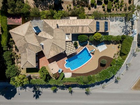 Prachtige gelijkvloerse villa in Californische stijl, gelegen op het terrein van Boavista Golf. Kom en ontdek deze charmante villa met 4 slaapkamers en 2 badkamers die nu te koop is met een ruime woonoppervlakte van 305 vierkante meter en op een roya...