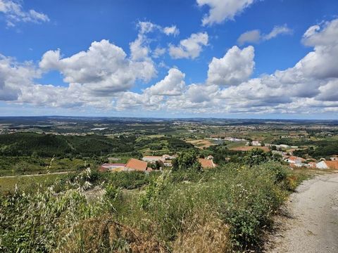 Terreno de 1.850m2 com vista panorâmica na Serra do Montejunto, com projeto pré aprovado para uma moradia térrea T3, sito em Pragança. Possibilidade de adquirir um outro terreno abaixo com 950m2. Este terreno encontra-se mesmo no limite entre a zona ...