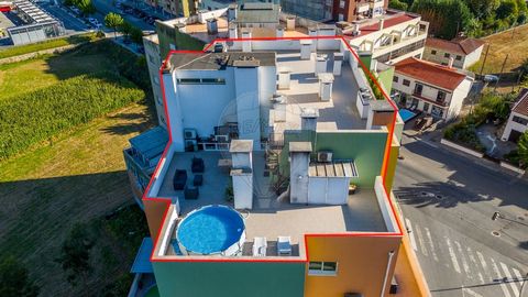 FANTASTICA PENTHOUSE SITUADA NO CENTRO DE FELGUEIRAS Apartamento T4 convertido em T3 com dois terraços com uma area total de e com entrada exclusiva de elevador. Esta constituido da seguinte forma: Hall de entrada; Cozinha mobilada e equipada com pla...