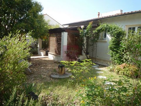 SALE HOUSE 3/4 ROOMS MONTPELLIER HOPITAUX-FACULTÉS Love at first sight! Very pretty renovated 3/4 room single-storey house 78m2 of living space on an adorable wooded plot of 300m2, living room 29m2, very nice fitted kitchen, pantry/laundry room, 2 be...