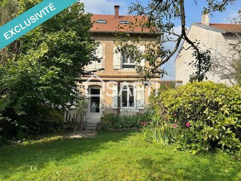 Située à Pont-à-Mousson, cette maison semi-mitoyenne bénéficie d'un emplacement stratégique proche de toutes les commodités. Vous pourrez profiter de la tranquillité de cette charmante ville tout en ayant facilement accès aux commerces, écoles, servi...