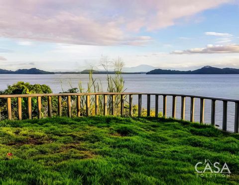 Île privée complète à Boca Chica, Panama – Isla Torta. Situé à seulement 5 miles du quai du village de Boca Chica et à 8 miles de la nouvelle marina de Chorcha, Isla Torta offre une opportunité exclusive de posséder une île privée sur le côté nord tr...