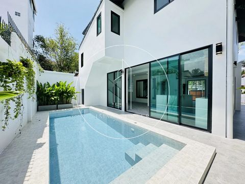 Uitzonderlijke onroerendgoedlijst in Rawai, Phuket! Gelegen in het zuiden van het eiland Phuket, op slechts 10 minuten van het strand van Nai Harn, ontdek deze prachtige villa die volledig is gerenoveerd met kwaliteitsdiensten. Ideaal voor investeerd...