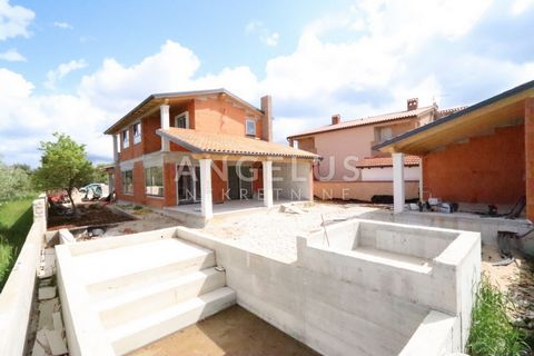 LOCATION: 7 km from the center of Pula, 5 km from the kilometer-long beaches of the famous tourist fishing village of Fažana, and 11 km from Pula Airport. In a quiet area of ​​a small hamlet within the cadastral municipality of Galižana, the city of ...