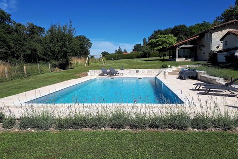 À distance de marche du village animé de Verteillac (1 km), vous trouverez cette superbe ancienne ferme. Les poutres d'origine ont été conservées et donnent à la maison une atmosphère chaleureuse. Pour vous rafraîchir, il y a une belle piscine privée...