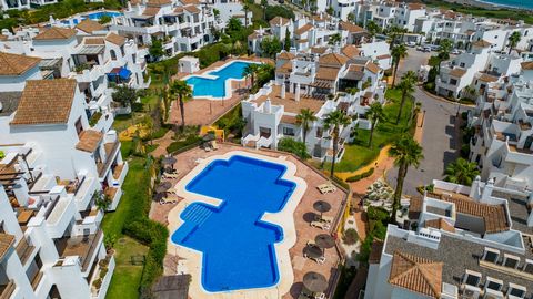 Enclavado en una apacible urbanización privada a escasos metros del mar, este ático en La Alcaidesa representa una oportunidad única para quienes buscan combinar confort, amplitud y vistas privilegiadas en un entorno de tranquilidad mediterránea. La ...