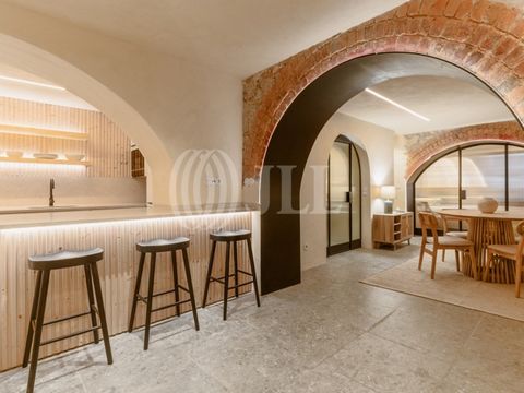 Apartamento T1 com 80 m2 de área bruta privativa e terraço de 20 m2 com piscina, recentemente renovado e em excelente estado de conservação, próximo do Marquês de Pombal, em Lisboa. O imóvel distingue-se pela sua sala ampla que integra harmoniosament...