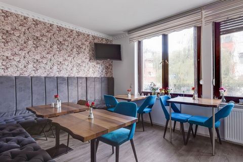 Ervaar de charme en het gemak van dit uitnodigende appartement op de eerste verdieping in Oberhausen, perfect geschikt voor een stel of een alleenreizende. Het appartement is ontworpen voor 2 gasten en beschikt over een goed uitgeruste keuken, comple...
