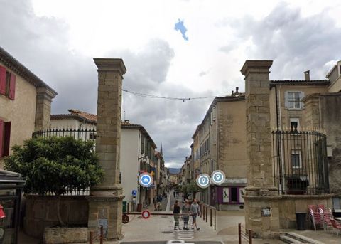 Immeuble 3 lots loués LIMOUX avec commerce et appartements