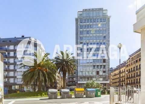 Piso en el edificio ORLY, a 2 minutos de la playa, en 2a línea. Necesita reforma. Distribución: Vivienda en quinta planta, exterior a calle peatonal. Orientado al Oeste (sol de tarde). Cuenta con 49,36 m2 útiles / 60 m2 construidos, terraza de 5,92 m...