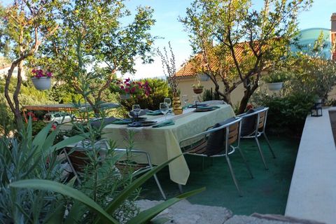 Holiday Home Sunrise is located in a charming town of Omiš. This three-bedroom holiday home offers the perfect blend of comfort, convenience and coastal charm, with stunning views of the Adriatic Sea and perfect location close to the town centre. Gue...