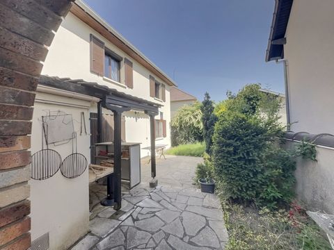 Découvrez cette magnifique maison aves de gros volume dans un secteur pavillonnaire de Saint-Gratien. Avec une surface habitable de 240 m2 et un terrain de 407 m2, cette propriété offre de vastes espaces de vie. Au rez-de-jardin, vous trouverez un ga...