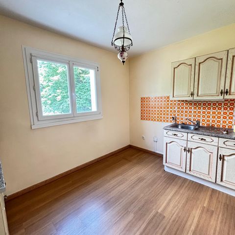 Dans résidence sécurisée avec ascenseur , proches des commerces et des écoles, venez découvrir cet appartement d'environ 69 m². Situé au 1er étage , il se compose de deux chambres, d'un salon, d'une cuisine, d'une salle d'eau , d'une arrière-cuisine ...
