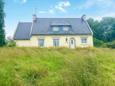 Maison des années 70 à rénover avec bel environnement.