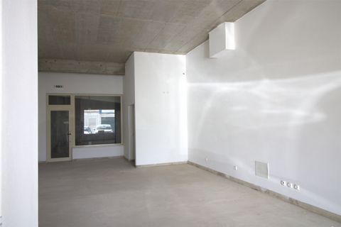 Negozio a Ferragudo, in ottima posizione, al centro di questa zona turistica e vicino a diversi servizi locali. Il negozio ha 60,30 m2, dispone di una toilette completamente attrezzata. Sono presenti due finestre, una fronte strada e l'altra, sul ret...