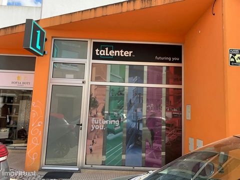Loja para Venda no Carregado Localização Privilegiada – Rua Laura Pinheiro, Carregado Esta loja bem localizada no Carregado oferece excelente visibilidade e fácil acesso, sendo ideal para comércio ou serviços. Entre outras características podemos des...