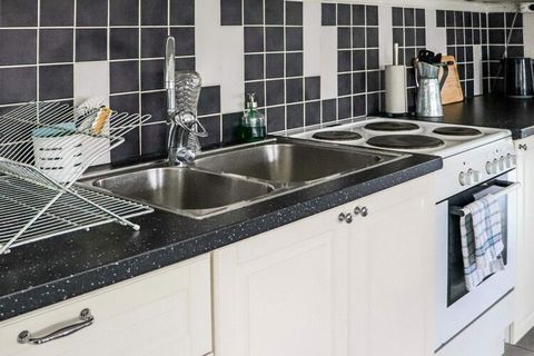 A pleasant and well-kept holiday home in an excellent location in Mellbystrand. The house is bright with generous spaces and comfortable furnishings. Within walking distance is Sweden's longest beach, shallow and child-friendly. The plot is spacious ...