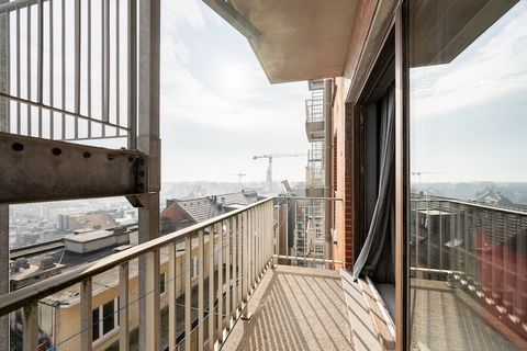High above the rhythm of Blankenberge’s seaside charm, this 9th-floor apartment offers a refreshing blend of city energy and coastal calm. Just steps from the iconic Pier, it looks out over the historic city center from its private front terrace—an i...