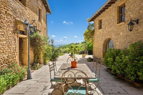 In the heart of the golden stones, an authentic 15th-century priory located in a dominant position, with panoramic views. Built in a 'U' shape and benefiting from a very pleasant fully paved courtyard, it consists of 9 rooms: On the ground floor: an ...