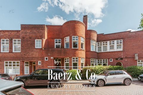 Hacquartstraat 25, 1071 SG Amsterdam Chic leven in Oud-Zuid: 3x buiten, hoge plafonds, pure perfectie! In het hart van Amsterdam Oud-Zuid ligt dit bijzonder smaakvol gerenoveerde herenhuis, een schitterend Rijksmonument van ca. 141 m² met indrukwekke...