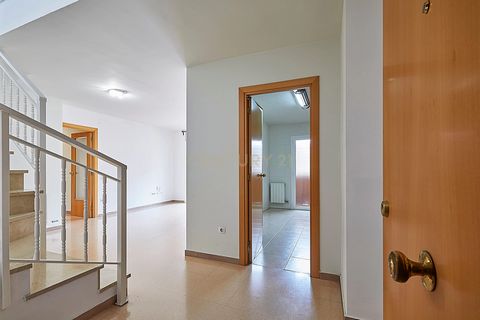 Ático dúplex esquinero en venta en La Morera Badalona | 145 m², vistas al mar y la montaña Te presentamos este espectacular ático dúplex de 145 m² construidos, ubicado en una finca de obra vista en el barrio residencial de La Morera (Badalona). Una v...