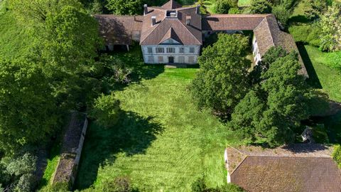 Belle maison de maître, empreinte d'histoire, édifiée en 1815 et son atypique terrasse secrète en toiture.