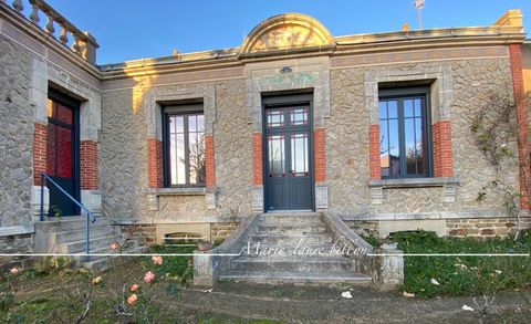 Maison à vendre 4 pièces CHALLANS (85), Maison de ville en pierre, au coeur de Challans, terrasse et jardin de ville