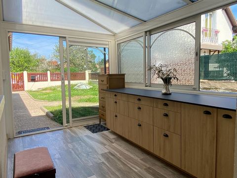 Villeneuve le Roi, 94290, maison individuelle, 4 chambres, avec véranda, terrasse, jardin, dépendances, garage et sous-sol,. Georges De Sousa, votre conseiller en immobilier a le plaisir de vous présenter, à Villeneuve-le-Roi, une joli maison avec ja...
