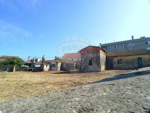 - Magnifico terreno com duas moradias para restauro ou possibilidade de construção em altura (processo em análise), localizado em zona privilegiada de Esmoriz Ovar;   - Brevemente, disponibilizamos mais fotografias e detalhes do imóvel;   - Agende de...