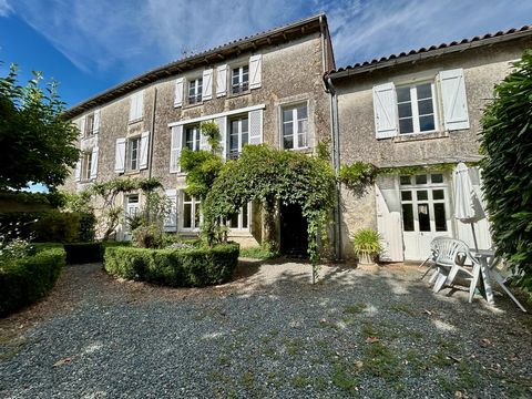 Élégante maison de ville au cur du village historique de La Mothe-Saint-Héray