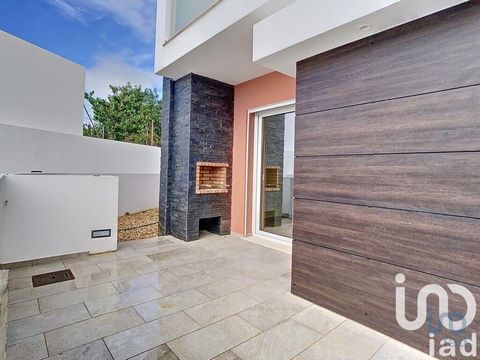 Duplex com 3 quartos num condomínio fechado com piscina comum. Descubra um verdadeiro oásis de tranquilidade e conforto na encantadora zona de Branqueira, em Albufeira. Este condomínio fechado exclusivo, com apenas 8 elegantes moradias duplex, oferec...
