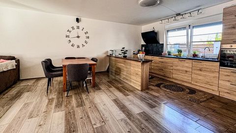 Diese Doppelhaushälfte in Sasbach am Kaiserstuhl bietet mit 6 Zimmern auf 170 m² genügend Platz für die ganze Familie. Das großzügige Grundstück von 662 m² lädt zum Entspannen im Freien ein. Zwei Garagen sorgen für ausreichend Stellplätze. Dank der S...