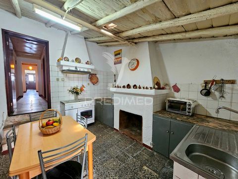Moradia Térrea Típica Alentejana no Coração da Vila de Castro Verde, no Alentejo Encantadora moradia térrea, de traça tradicional alentejana, localizada no centro da vila, a poucos passos de comércios, serviços e todas as conveniências do dia a dia. ...