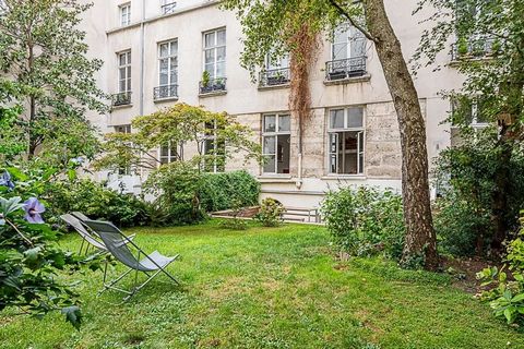 Parijs 4e zeldzame lichte triplex appartement met grote privétuin. In het hart van de Marais, aan het zicht onttrokken door een charmante 17e-eeuwse geplaveide binnenplaats, biedt dit unieke pand van 141 m2 absolute rust en stilte, met toegang op de ...