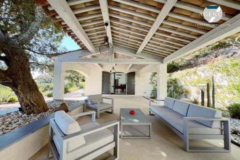 Uitzonderlijk onroerend goed te koop in Sainte-Maxime ? Panoramisch uitzicht op zee en golf met overloopzwembadGenesteld in een exclusieve omgeving in Sainte-Maxime, biedt dit prachtige Provençaalse pand een uitzonderlijke leefomgeving met een panora...