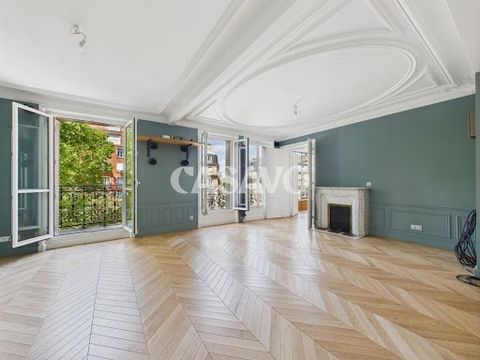 Casavo vous propose à la vente en exclusivité ce magnifique appartement familial de cinq pièces, entièrement rénové avec des matériaux haut de gamme, situé au 4e étage avec ascenseur (seul à l'étage) d'un immeuble haussmannien de caractère, au cœur d...