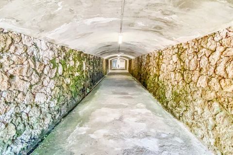 Step into this cozy beachfront studio, perfectly nestled in the heart of Torremolinos where the soothing sound of the waves is your constant companion. Designed for comfort, the apartment features a queen-size bed, a fully equipped kitchen, and a pri...